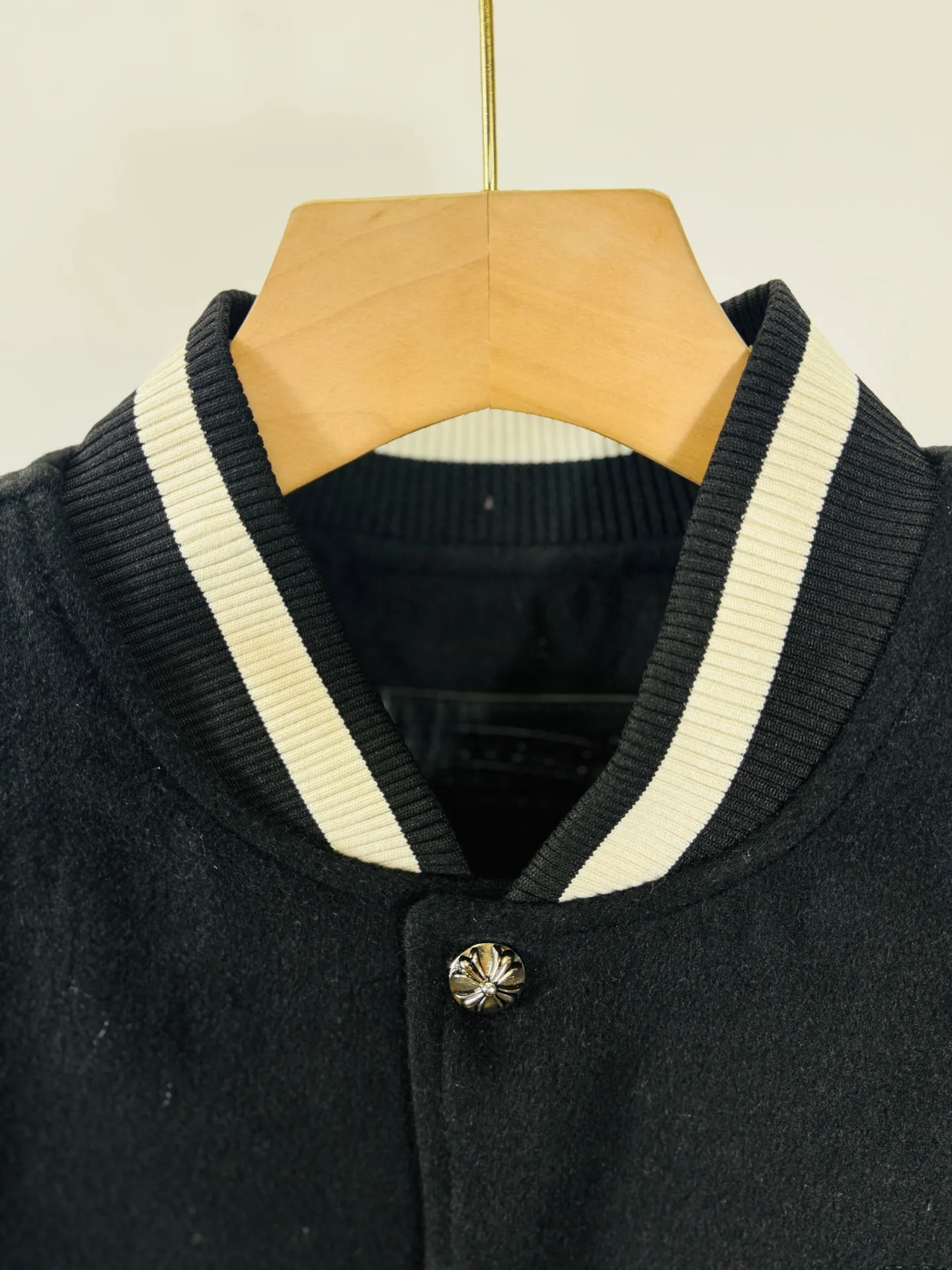 P520 top version 🐮 Real shot without P, ​​different from market products] Chrome Hearts 🍁Winter clothing is coming🍁 Sanskrit cross woolen leather sleeves spliced ​​baseball embroidered cotton jacket, heavy embroidery ➕ special craftsmanship of double sleeve splicing, counter synchronization, heavy industry! ! Customized version of thickened woolen fabric, silk lining, customized version of hardware, not the ordinary version on the market! Color: Black Red Code: S, M, L, XL